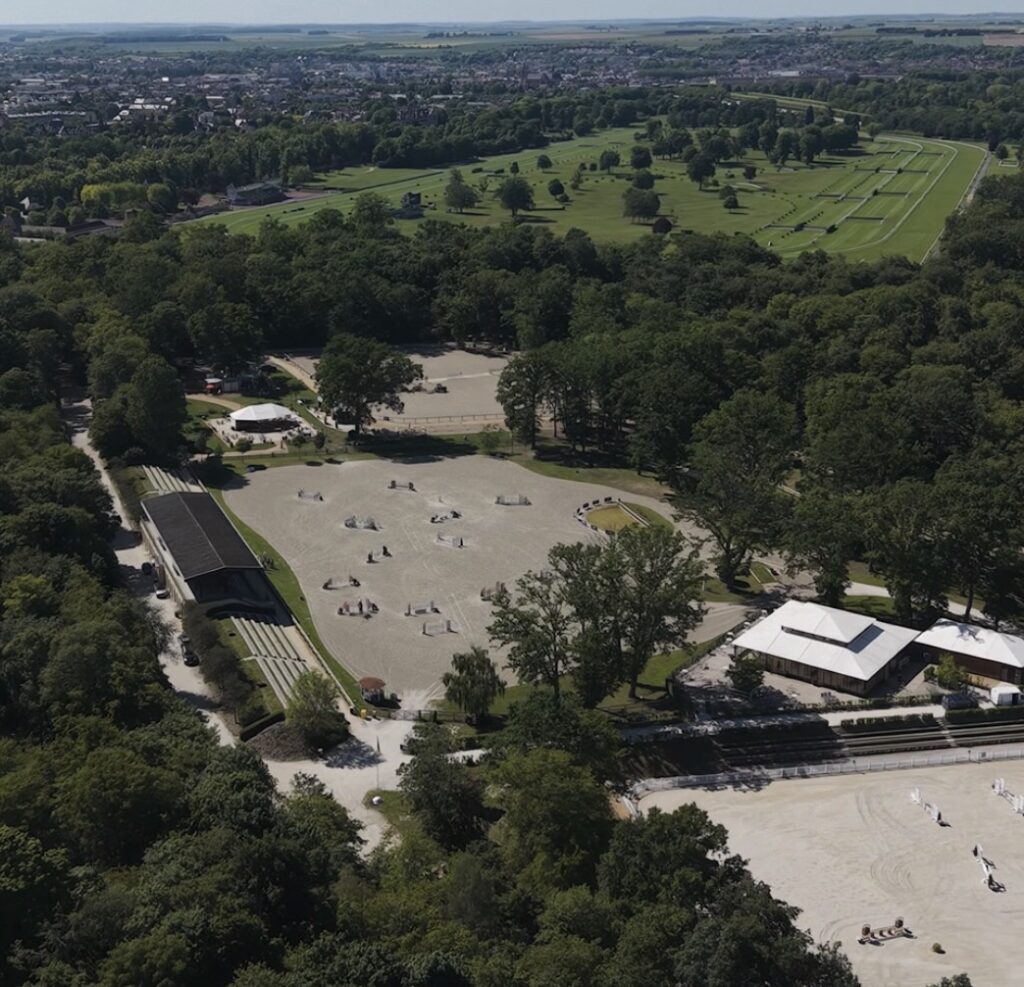 Compétition équestres, nationales et internationales. CSO, Dressage, Hunter, Attelage. Location de pistes pour l’entraînement, location de salles pour évènements d'entreprise et événements familial (EVG, mariages, anniversaires) à Compiègne.