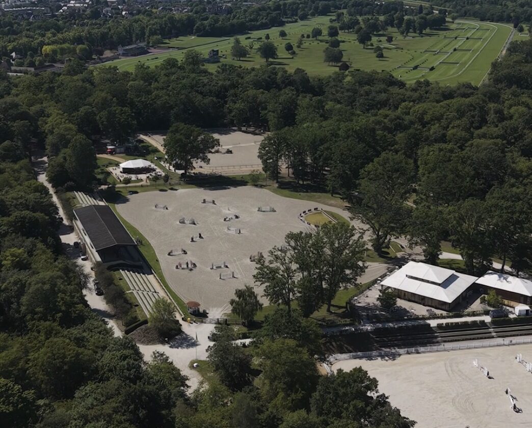 Compétition équestres, nationales et internationales. CSO, Dressage, Hunter, Attelage. Location de pistes pour l’entraînement, location de salles pour évènements d'entreprise et événements familial (EVG, mariages, anniversaires) à Compiègne.