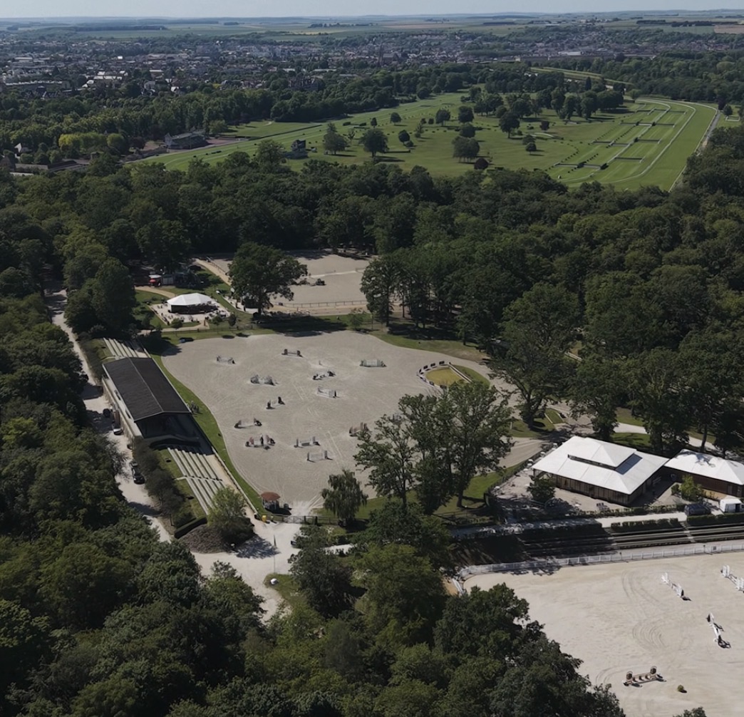 Compétition équestres, nationales et internationales. CSO, Dressage, Hunter, Attelage. Location de pistes pour l’entraînement, location de salles pour évènements d'entreprise et événements familial (EVG, mariages, anniversaires) à Compiègne.